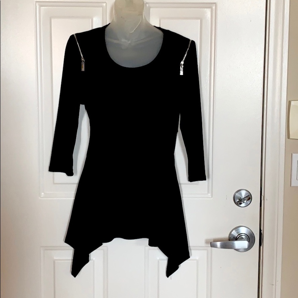 ❗️SOLD❗️Black top size medium.